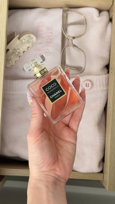 Instagram post by @fit_withdora for CHANEL. Caption reads: [...] 🤍 COCO MADEMOISELLE crush absolu 🪽....