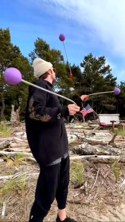 Instagram post by @amazing_flow_arts for Ultrapoi. Caption reads: [...] having fun Video credit @honeybee.gif....