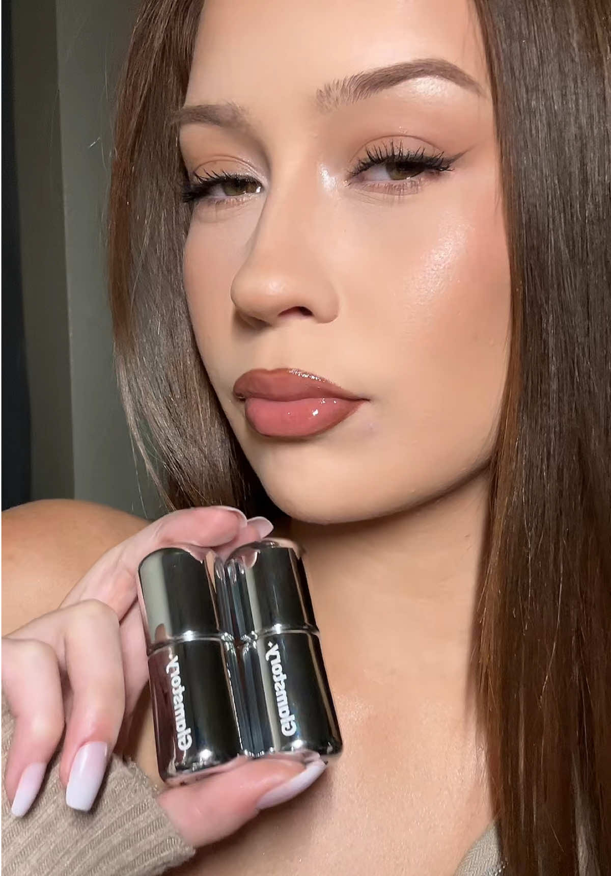 TikTok post by @lizzie.mcclainn for JASON WU BEAUTY. Caption reads: [...] 😍 Ft. shades Bussin & Ate It 😋 @Jason Wu....