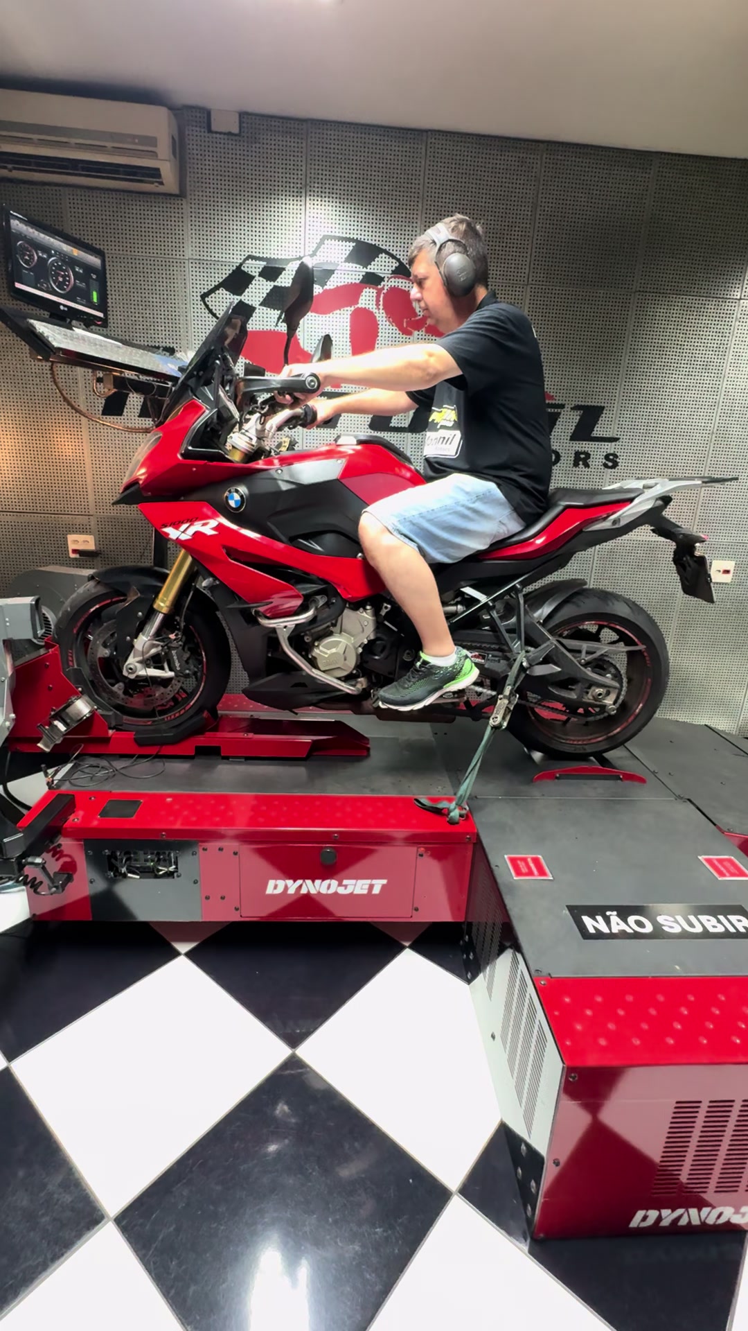 TikTok post by @fabiobuzo for Salon Line. Caption reads: BMW S1000 XR 2016 Vamos fazer a troca da genética....