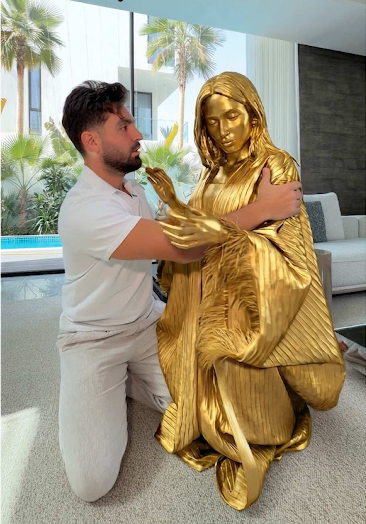 TikTok post by @saraaalwari for Bath & Body Works. Caption reads: مين بحب الدهب ؟ 🌟 #touchofgold @Bath & Body Works....