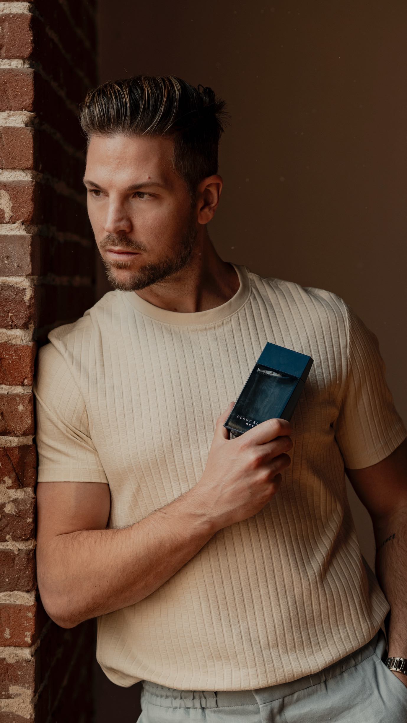 Instagram post by @xemasuarez for Perry Ellis. Caption reads: @perryellis | The scent of every moment.
Sky for....