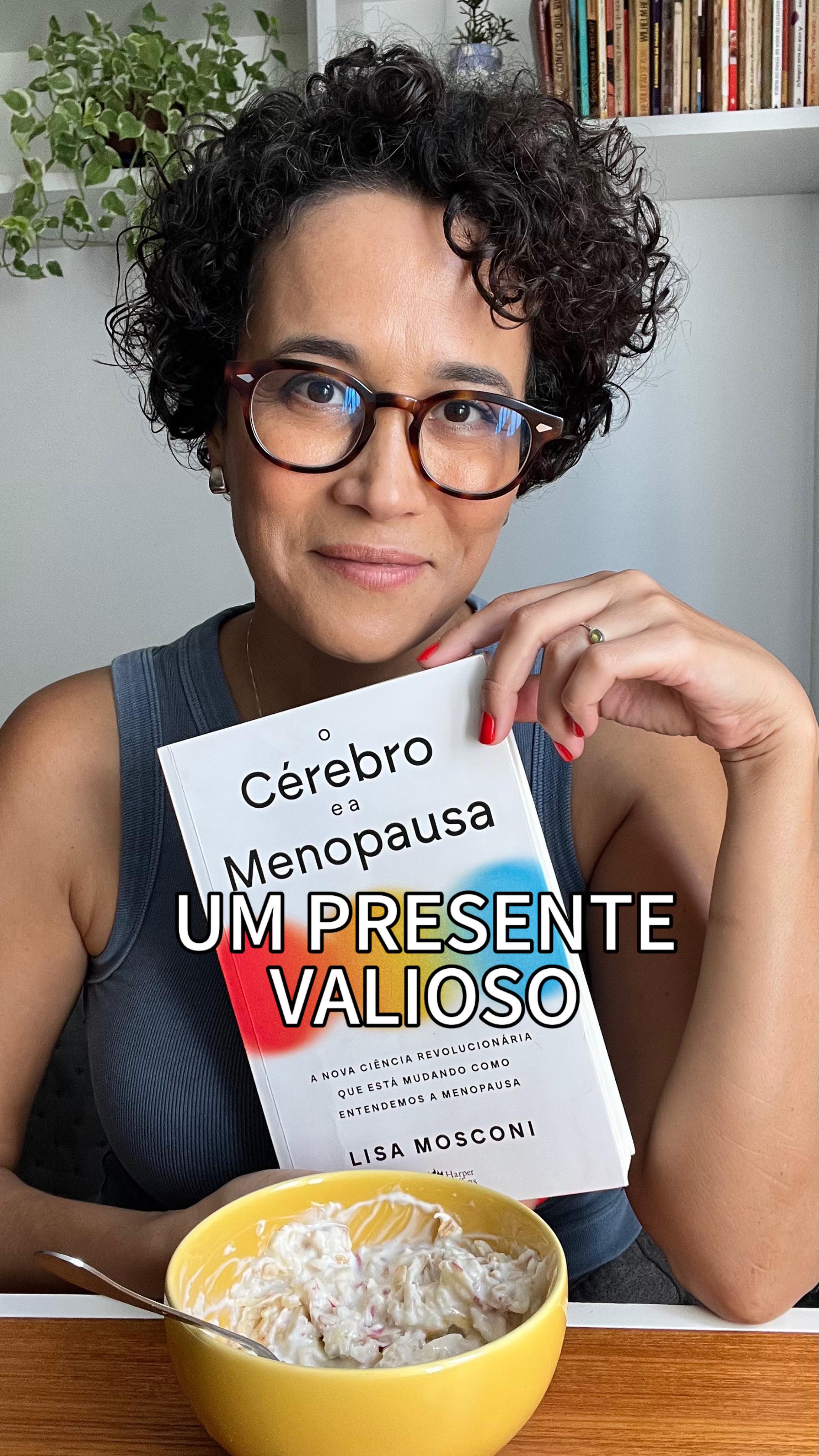 Instagram post by @carolinaloback for HarperCollins. Caption reads: [...] melhor e mais renovado. *publicidade....