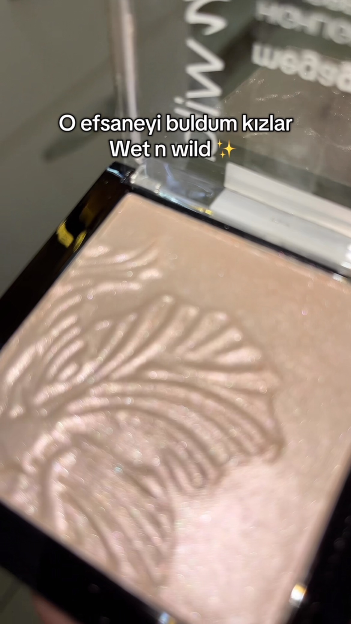 Instagram post by @yiiimir for Wet N Wild Beauty. Caption reads: Şunun güzelliğine bakın 🫣🤩 @wetnwildbeauty....