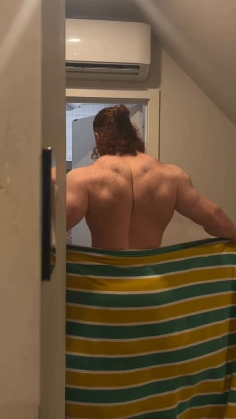 Instagram post by @_olayo_legend for Hosstile. Caption reads: [...] 🤝

#fitness #fit #bodybuilding #reels....