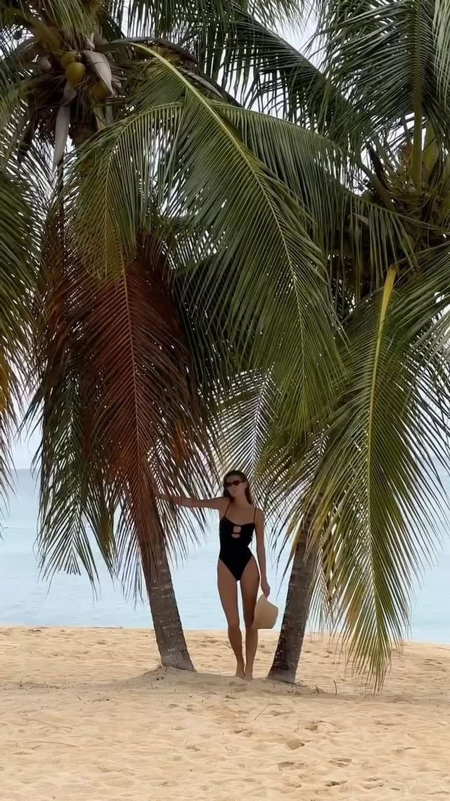 Instagram post by @dcopperman for ViX Paula Hermanny. Caption reads: [...] the thing for a winter getaway 🖤....