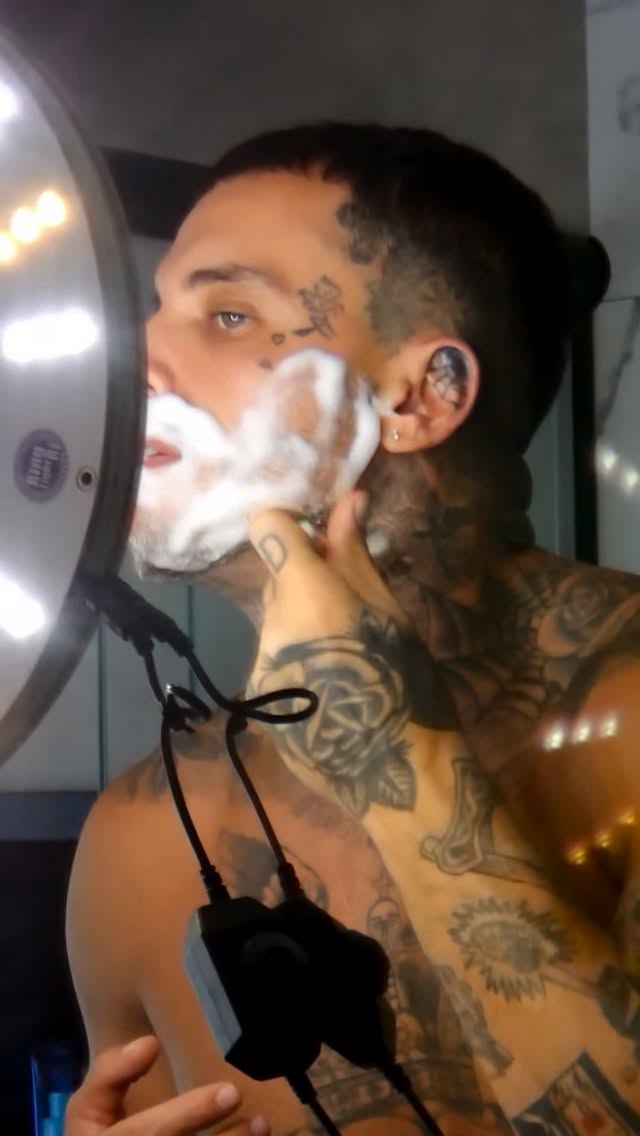 Instagram post by @doncharles for Gillette. Caption reads: Barba feita 🫡

#BarbaFeita #SelfCareMasculino....