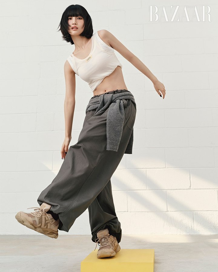 Instagram post by @momo for Onitsuka Tiger. Caption reads: 💛🌕⚠️

#ONITSUKATIGER
#TIGRUN
#ULTIRS.