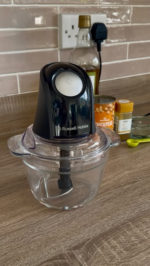 Instagram post by @avas_flavours for Russell Hobbs. Caption reads: [...] so we made homemade hummus in the....