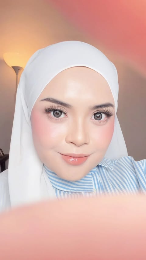Instagram post by @reenduuu for Glad2Glow Malaysia. Caption reads: Tiba tiba rasa kawaii sangat pakai @glad2glow.my....