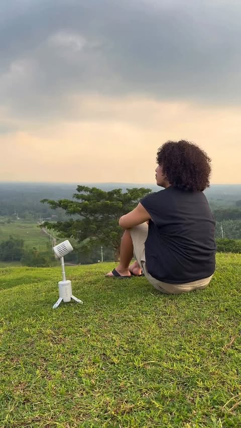 Instagram post by @adiebeee19 for Jisulife. Caption reads: Less stress, more breeze 🍃JisuLife Outdoor Fan....