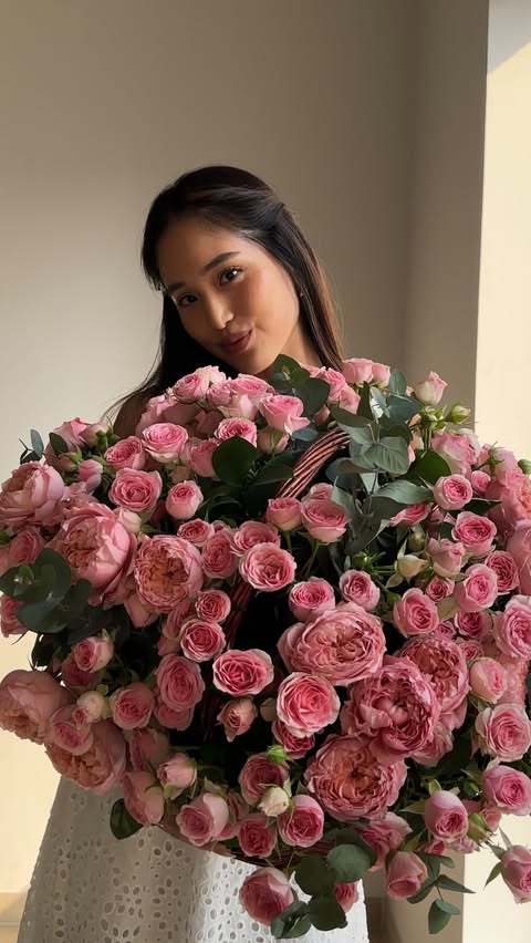 Instagram post by @hehejihee for Meshki. Caption reads: How beautiful are these 🥺 set is from @meshki 🤍....