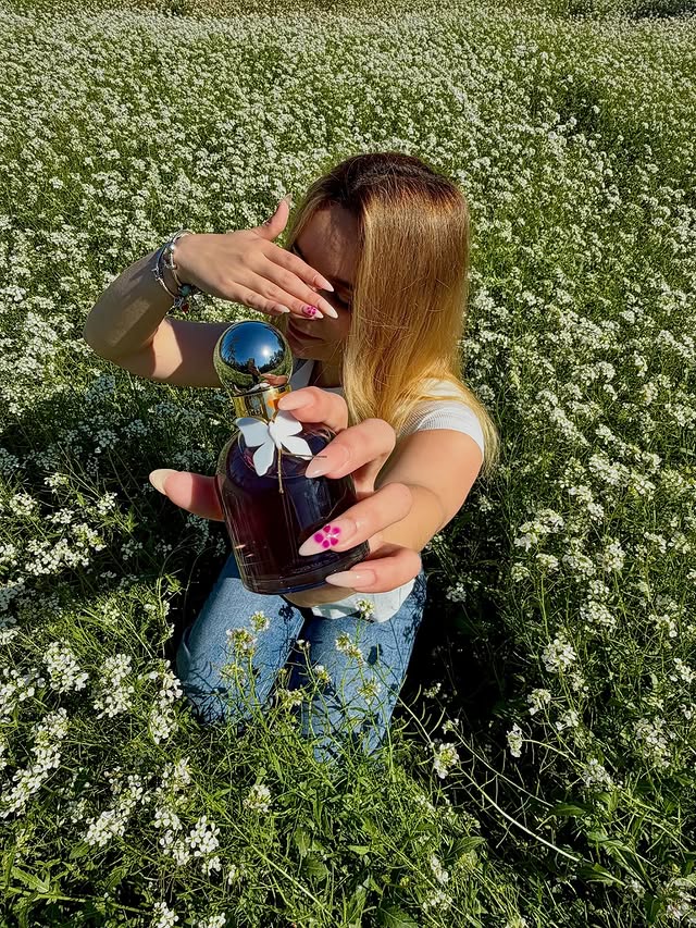 Instagram post by @albitafeer for Cacharel Parfums. Caption reads: El perfume de la primavera @cacharelparfums #publi....