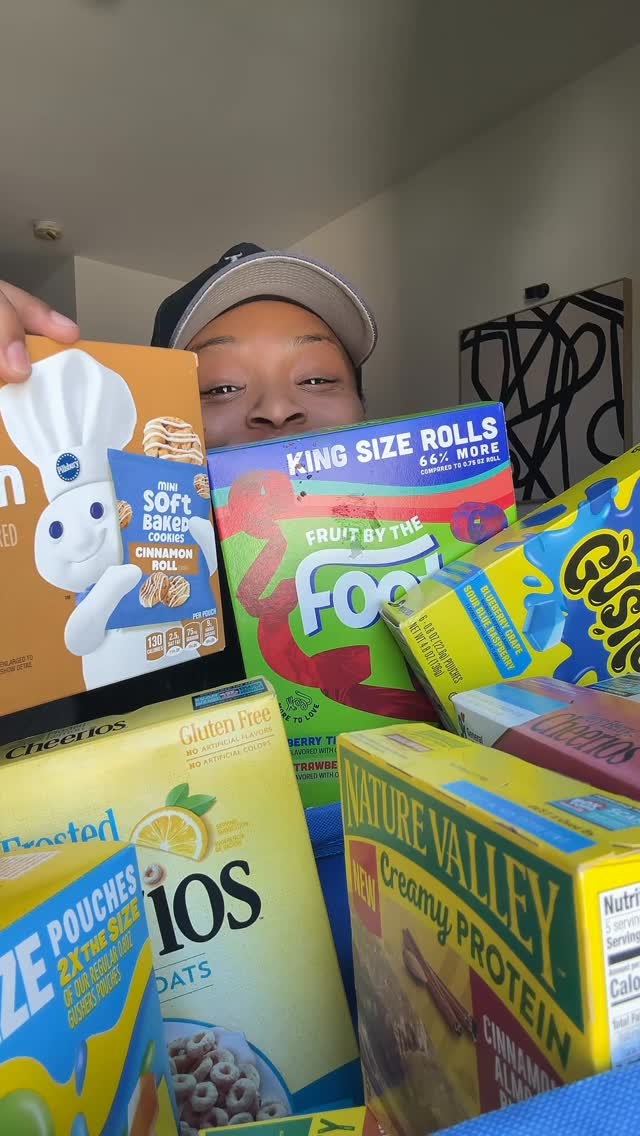 Instagram post by @munchwithdes for General Mills. Caption reads: Snack PR Unboxing: General Mills @generalmills 

•....