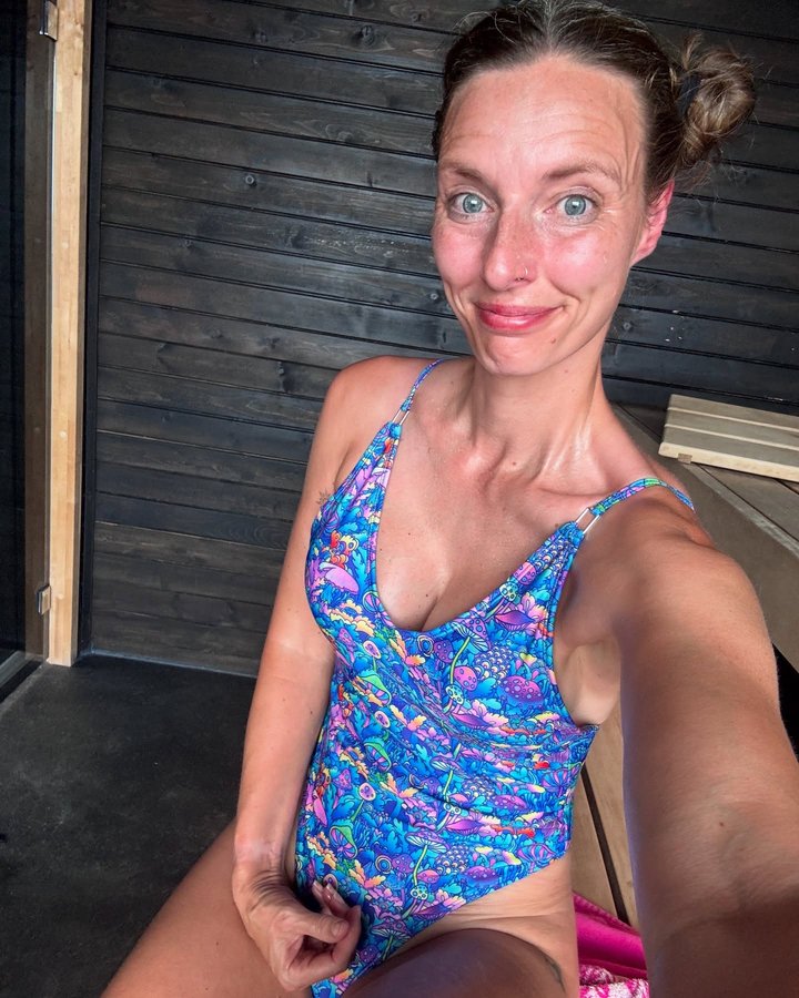Instagram post by @ellierosefitness_pt for OOSC Clothing. Caption reads: Little trip to @swanagebaysauna and what a....