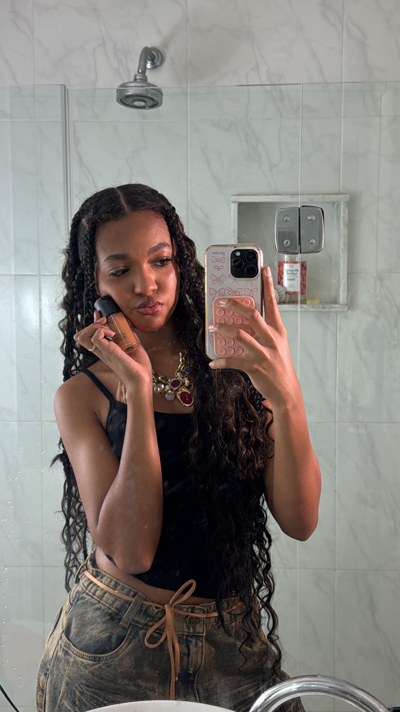 Instagram post by @sarahalvx for M·A·C Cosmetics Brazil. Caption reads: A sua base faz isso? Porque a Studio Fix da....