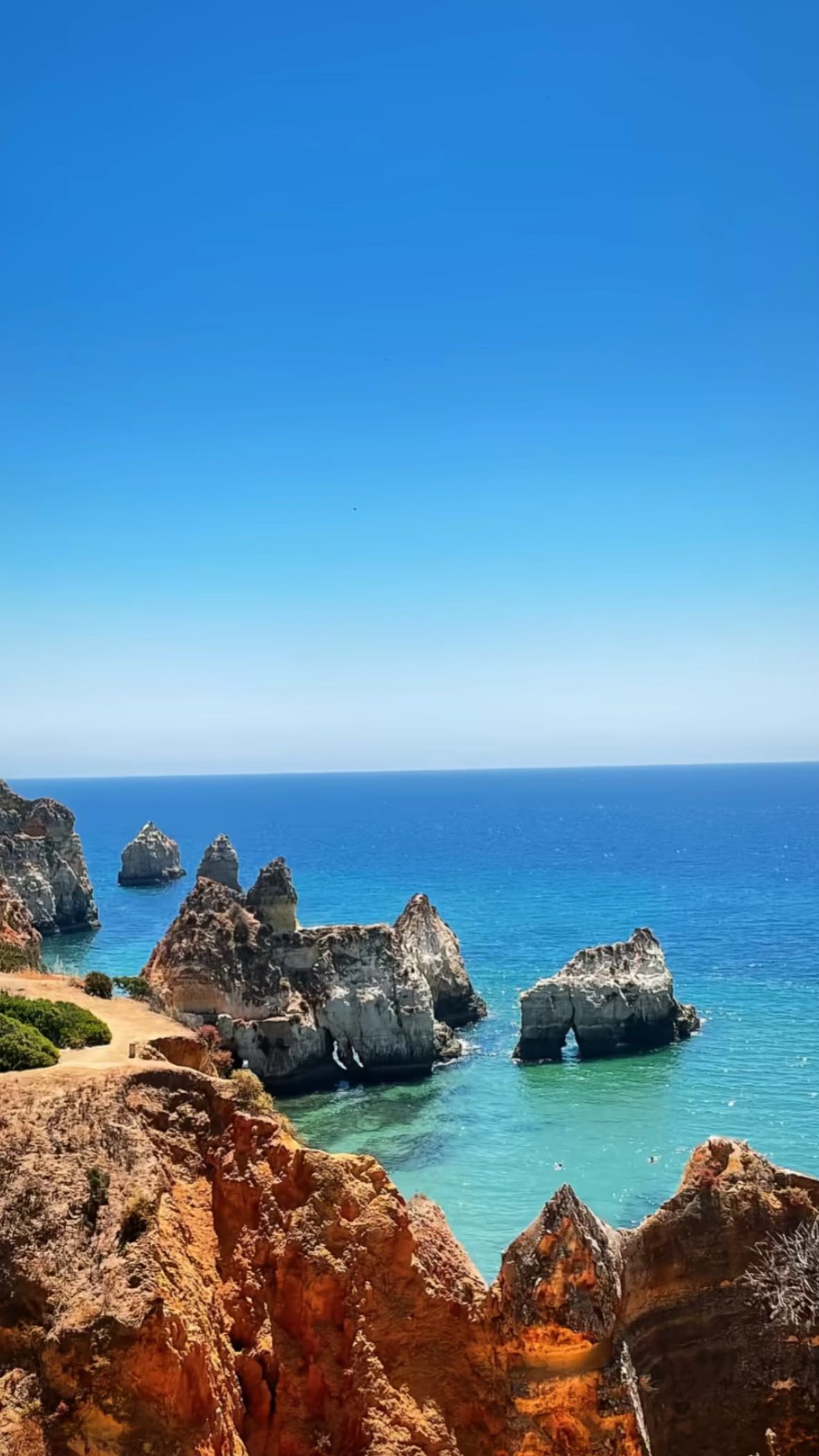 Instagram post by @lincky_pinto for LUXEOL. Caption reads: ✨Routine capillaire spéciale croissance
avec....