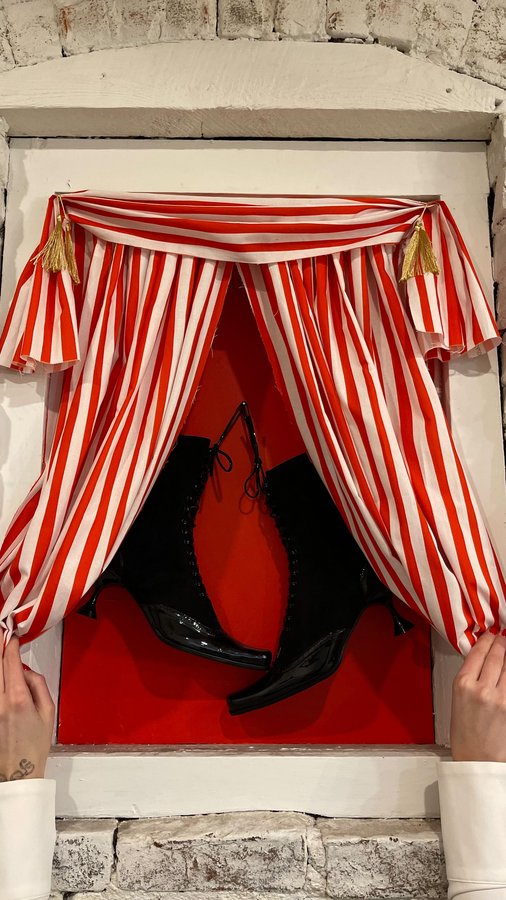 Instagram post by @chloe.felopulos for Jeffrey Campbell Shoes. Caption reads: 🍿star of the show🌟 @jeffreycampbell 

headpieces....