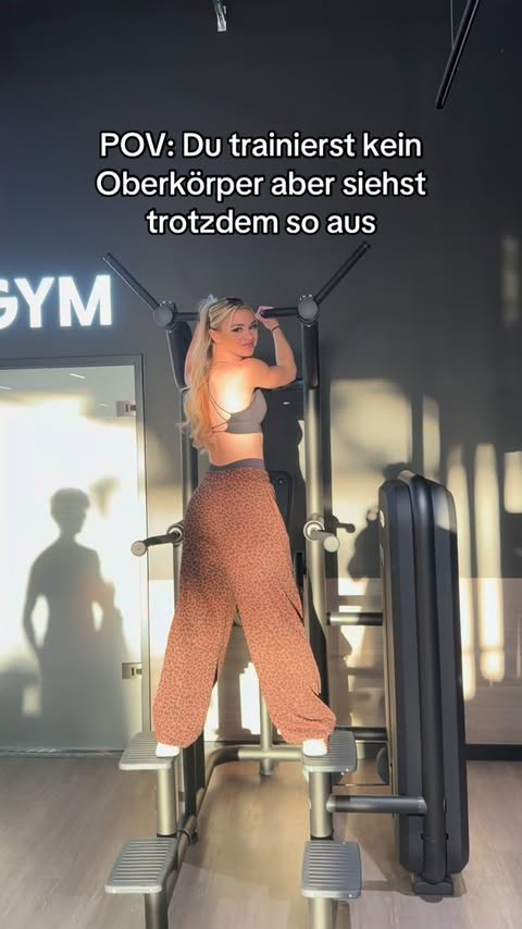 Instagram post by @eileen_lcm for Smilodox. Caption reads: Outfit by @smilodox 💪 #gym #gymgirl #gymlover....