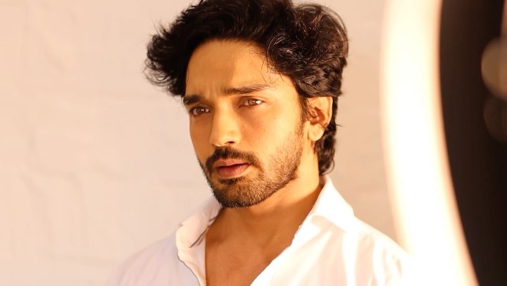 Instagram post by @rajputharshjayesh for HealthKart. Caption reads: [...] and free of fine lines I have added....