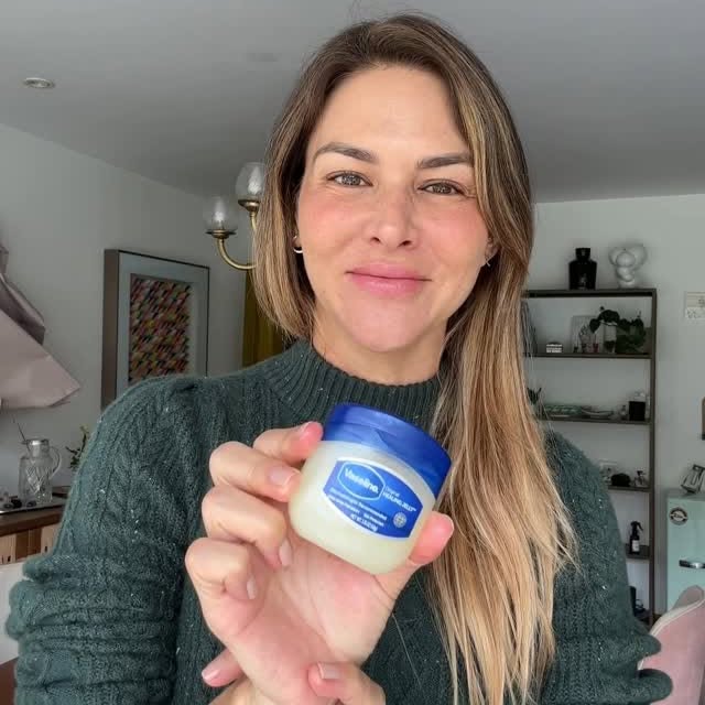 Instagram post by @anahidec for Vaseline. Caption reads: Hay zonas que necesitan un poquito más de amor y....
