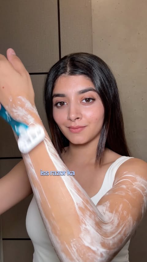 Instagram post by @lightupunicorns for Nykaa. Caption reads: [...] Smooth Sensitive Razor at 25% off on....