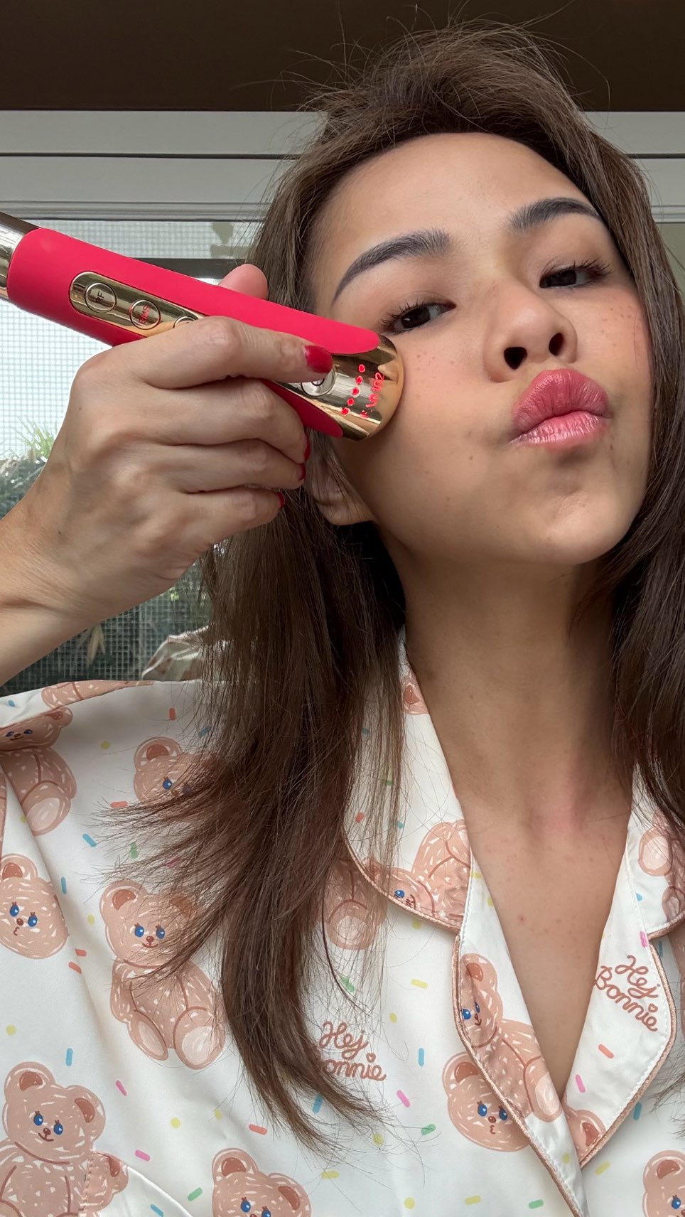 Instagram post by @ploychava for Foreo. Caption reads: ไอเทมใหม่แบบหน้าสวยสับ ยกกระชับสุดๆ  FAQ 102....