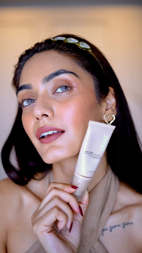 Instagram post by @ishanimitraa for AKIND. Caption reads: [...] the base sits smoothly. I’ve been using....