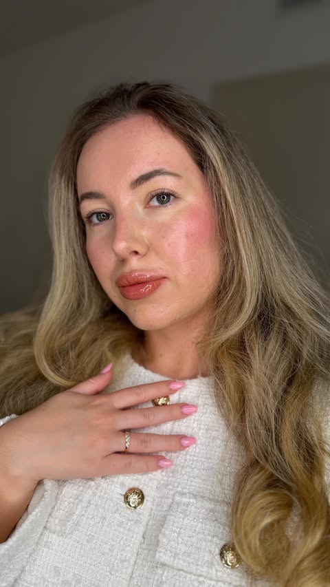 Instagram post by @baby__dari for Mollyjewelryus. Caption reads: ✨💍❄️ The sparkle on this MollyJewelryUS....