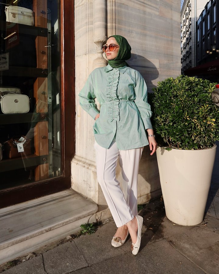 Instagram post by @zehraaselvi for OZSARICAM. Caption reads: yeşillendik @ozzsaricam ☘️

#reklam.