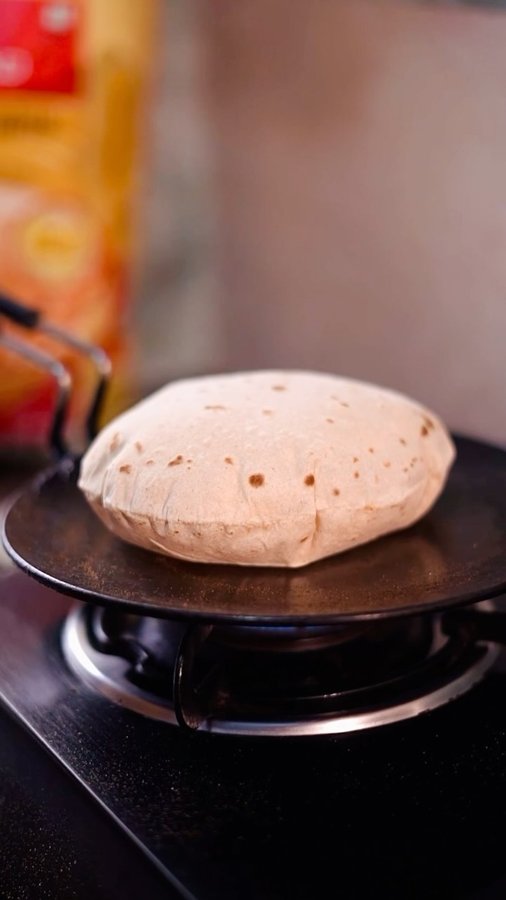 Instagram post by @ammaraazmi for Happy Tummy. Caption reads: I only trust Aashirvaad Atta with Multigrains for....