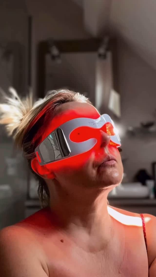 Instagram post by @grandcrudemavie for currentbody. Caption reads: [...] le LED Eye Perfector de
@currentbody_fr....