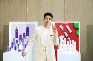 Instagram post by @leedongwook_official for DERMAFIRM. Caption reads: -
Xin chào👋🏻
‘더마펌(dermafirm)’ 시카에이씨 라인
베트남 공식 런칭....