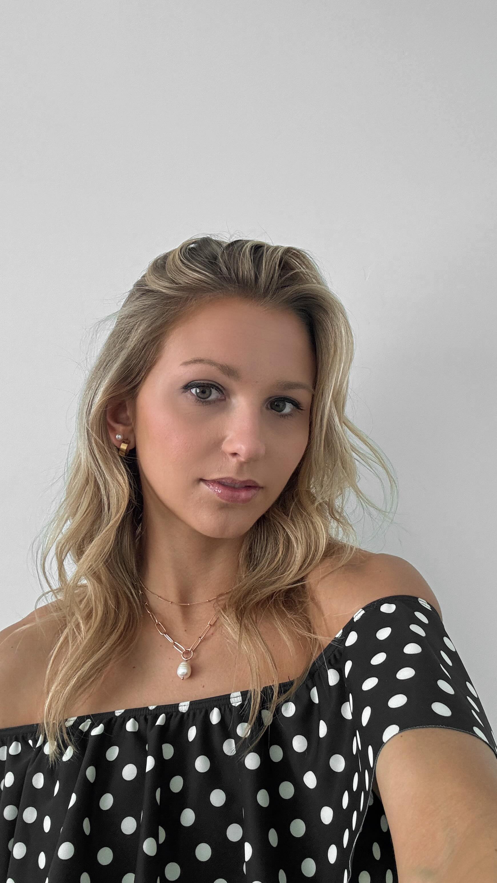 Instagram post by @alexa.remund for Albion Fit. Caption reads: [...] needs a trip to the beach 👙🖤 — @albionfit....