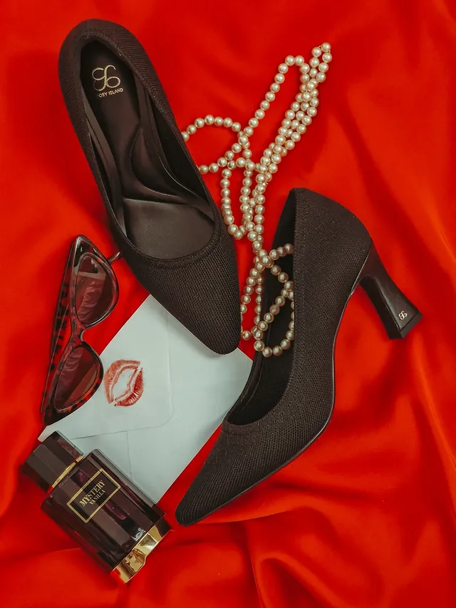 Instagram post by @stef.david for Cosyisland. Caption reads: Cosy Island heels  @cosyisland_official that prove....