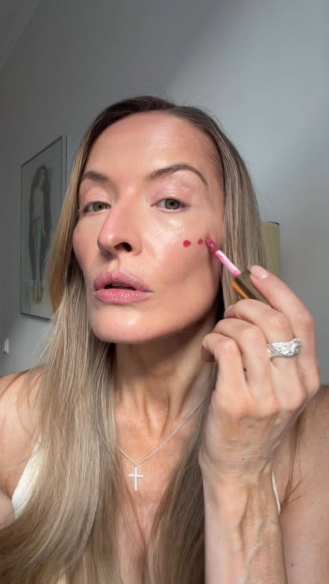 Instagram post by @weronicalis for OGEE. Caption reads: My 5-Minute Everyday Glow Makeup @ogee . Ad.