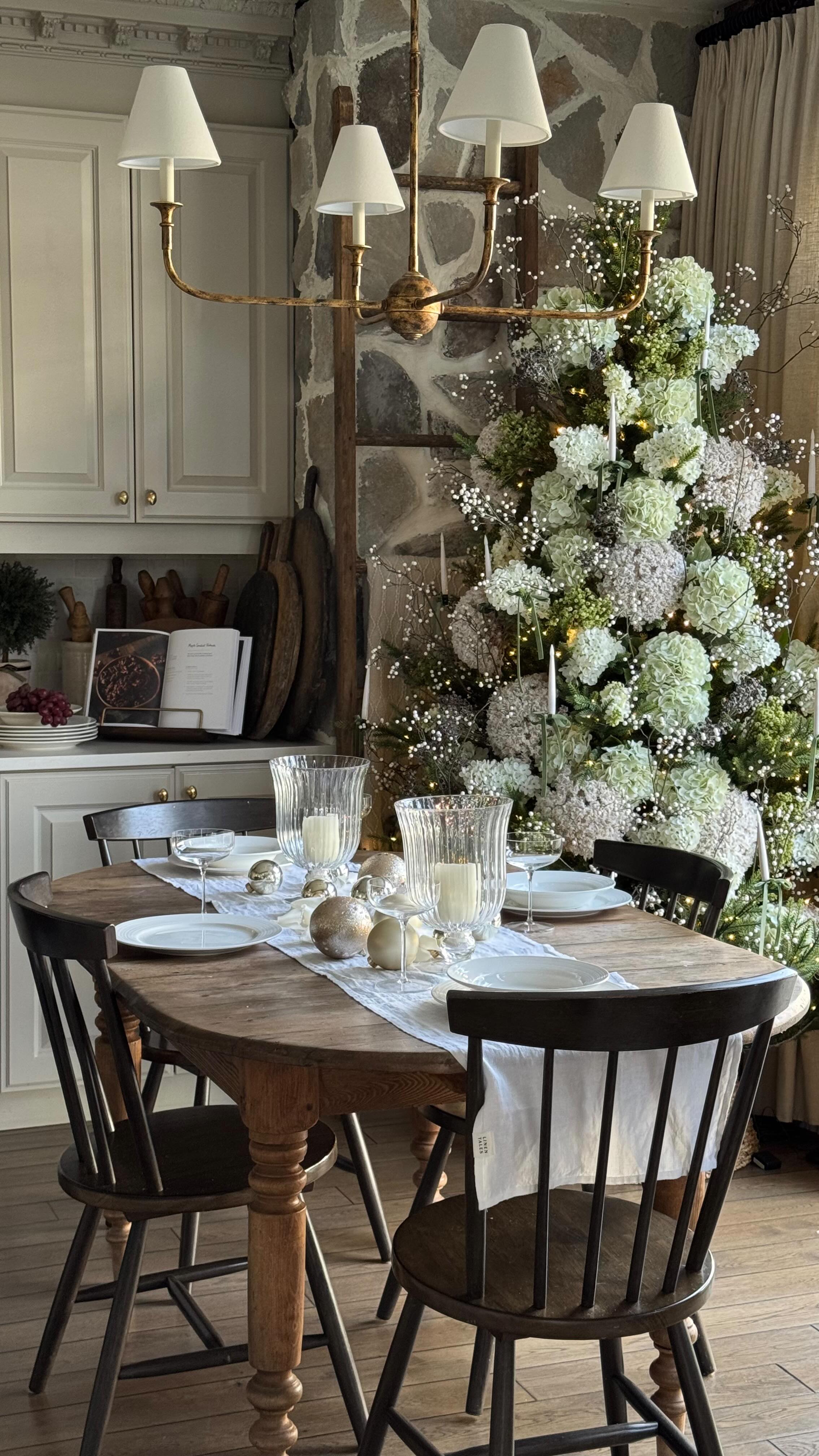 Instagram post by an influencer for Décors Véronneau. Caption reads: 🌲This season, I’ve partnered with....
