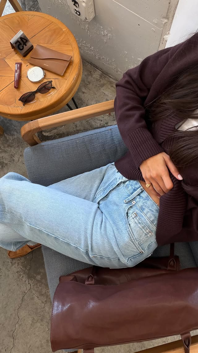 Instagram post by @taynnabrito for GOOD AMERICAN. Caption reads: [...] kind of jeans you keep reaching for....