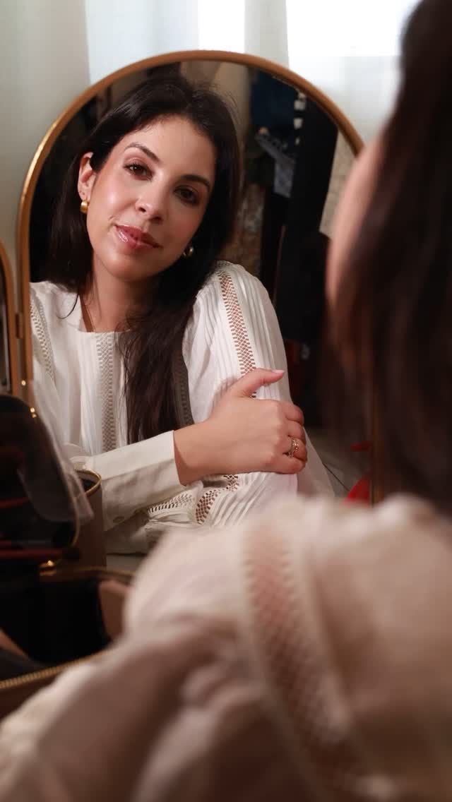 Instagram post by @analeonorsilva for CLARINS USA. Caption reads: Uma aluna falou-me da gama extra firming da....