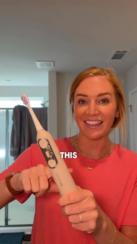 Instagram post by @jessimeeks for Soocas Oral Care Management. Caption reads: So glad I found the @soocasofficial flossing....