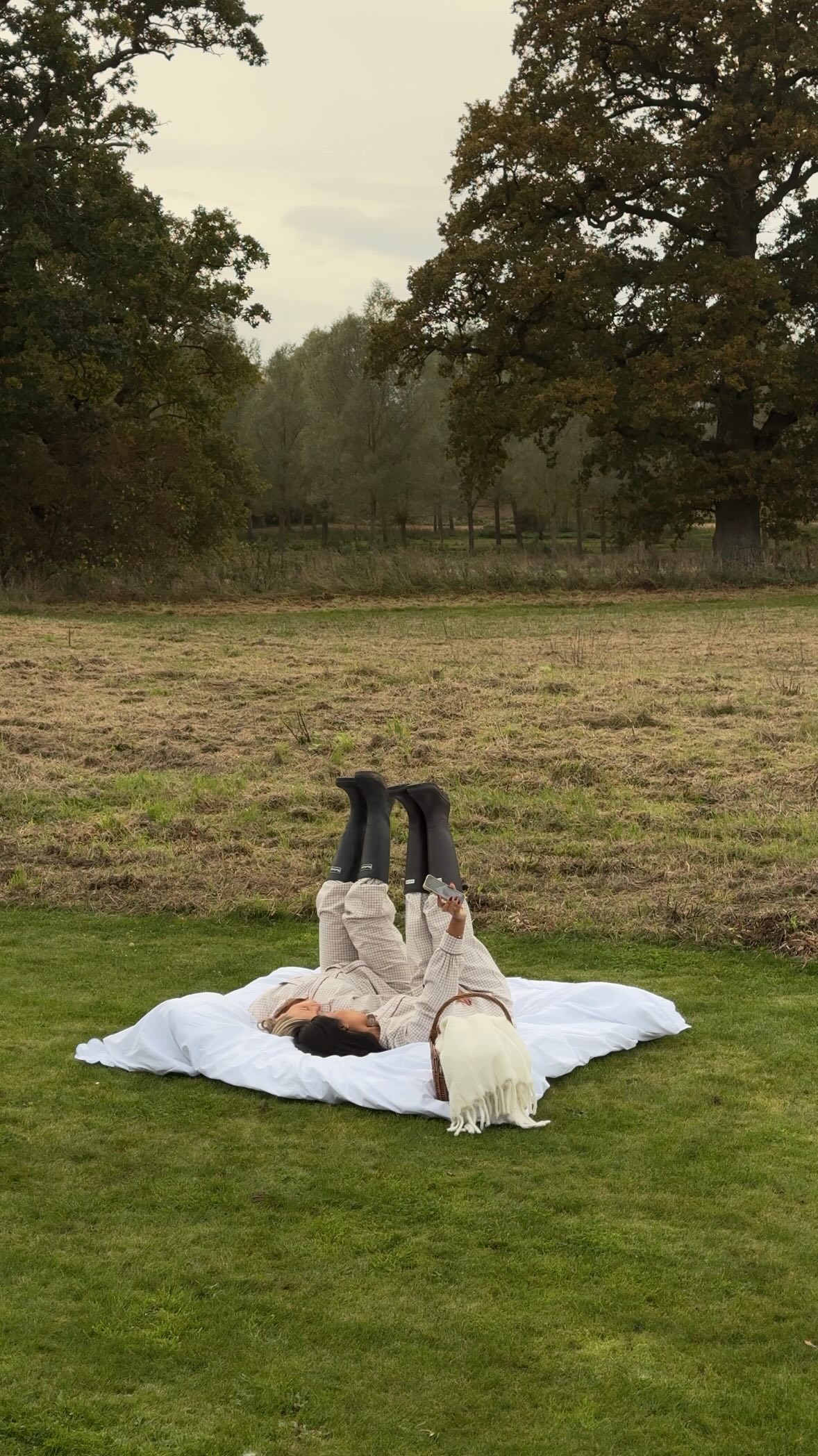 Instagram post by @wear.juti.eats for Chelsea Peers. Caption reads: [...] over here.. 

A cosy 24h with....