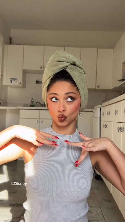 Instagram post by @theparisfrancisca for FHI Heat. Caption reads: [...] tried the Disney Princess UNbrush by FHI....