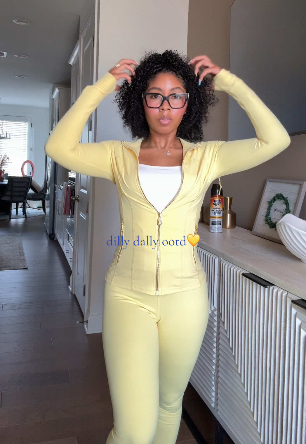 TikTok post by @moeeeey_ for Uncia Active. Caption reads: [...] #errandsoutfit #twopieceset #unciaactive.