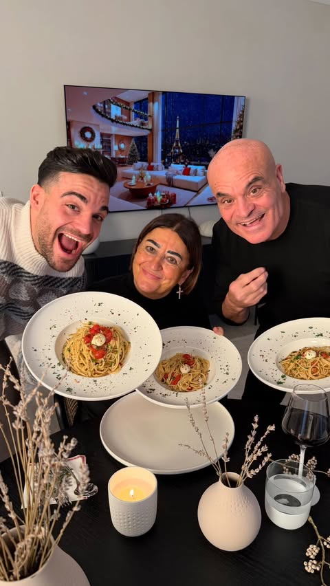 Instagram post by @stefanozarrella for Villeroy & Boch. Caption reads: EVERY MOMENT FEELS LIKE CHRISTMAS ✨

Ad/ Cooking....