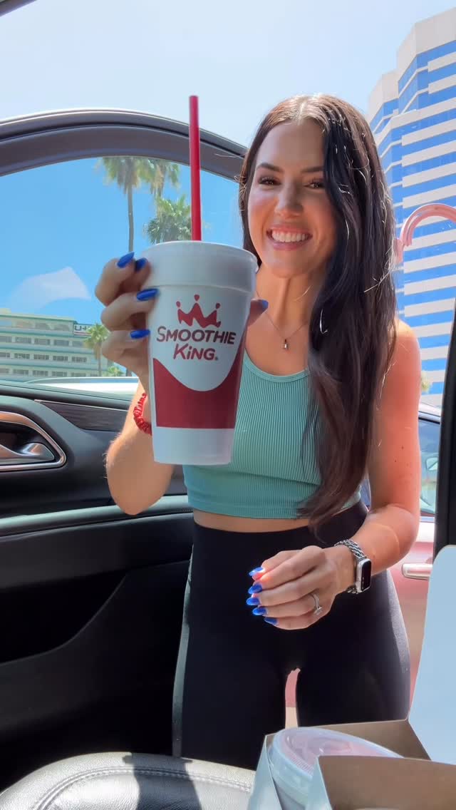Instagram post by @chelseadelgado for Smoothie King. Caption reads: Grab and go hydration for us busy moms in this hot....