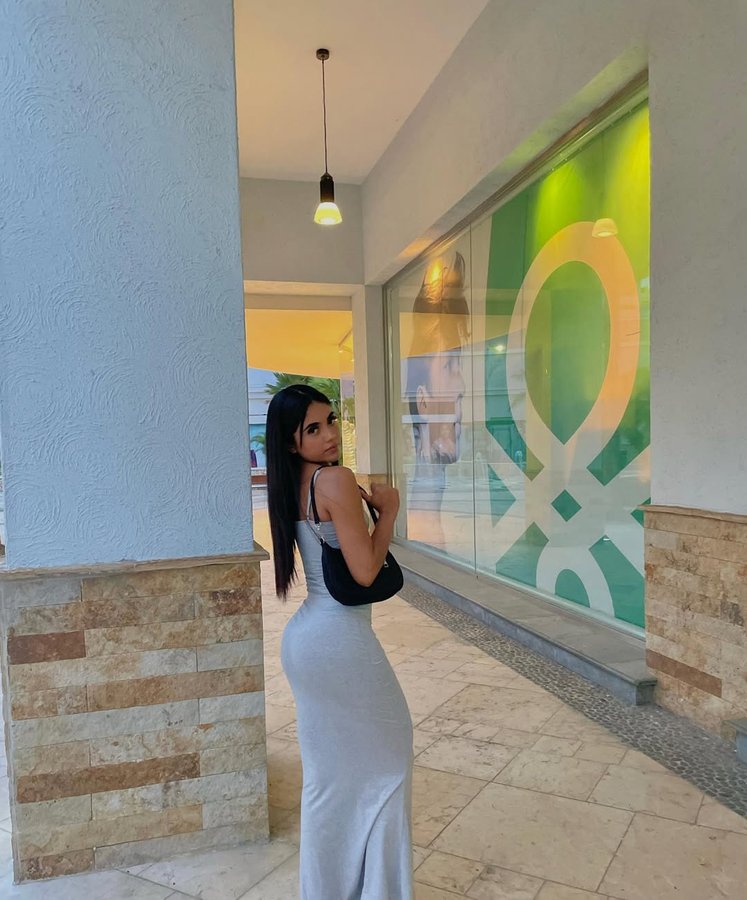 Instagram post by @abr.mtz99 for LovelyWholesale. Caption reads: Dress: @lovelywholesale_online 🤩✨
Recuerden....