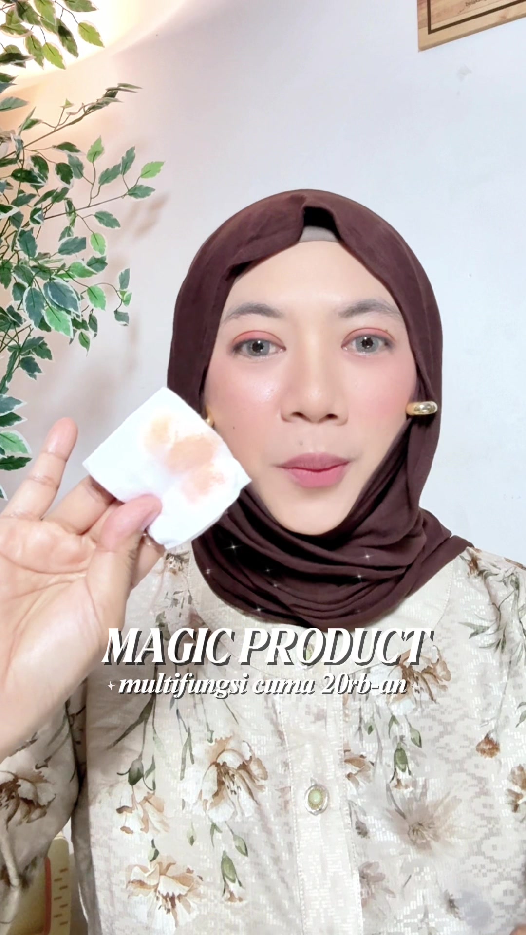 TikTok post by @houseofsalira for Johnson’s Baby Indonesia. Caption reads: Hacks hapus make up pakai Johnson's Baby Oil‼️😍....