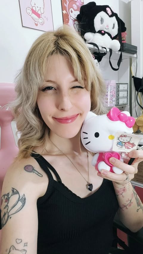 Instagram post by @mariharuno for Sanrio. Caption reads: [...] Americanas! Qual o seu favorito? 👀💜....