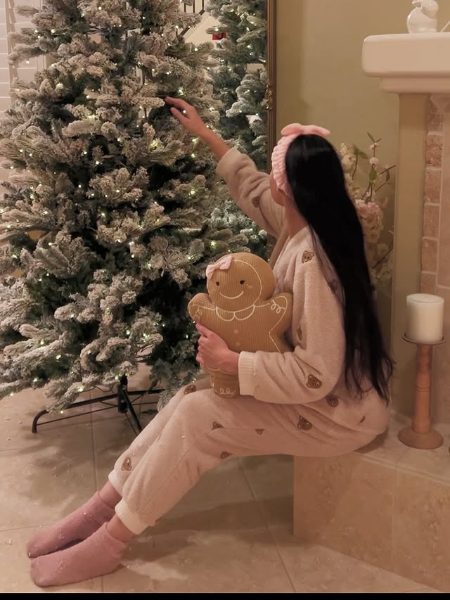 Instagram post by @nurselinda_us for King of Christmas. Caption reads: [...] Flock Christmas tree with lights....