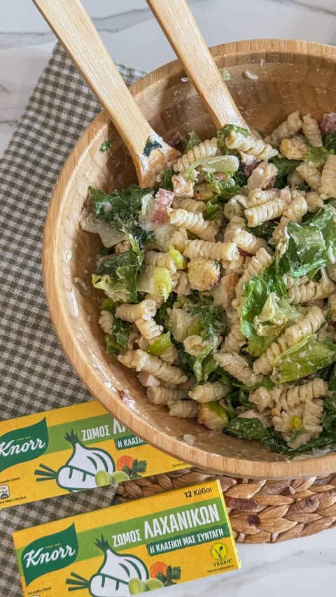 Instagram post by @vickythecook for Knorr US. Caption reads: #ad Caesars pasta salad, δροσερή σαλάτα με....